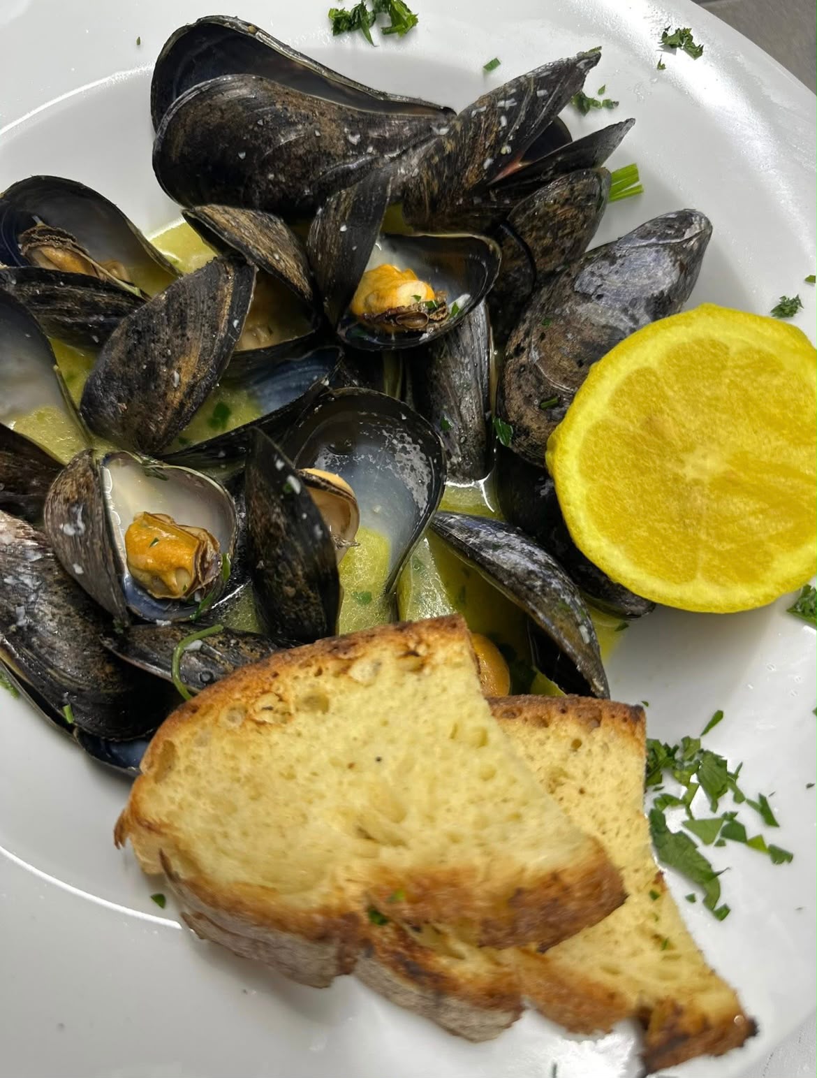 Sauteed mussels with lemon and toasted bread